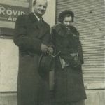 1930-as évek. Napsütésben. Középkorú pár egy rövidárú bolt előtt. Eredeti papírkép. Készítője ism... fotó