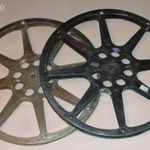 16 mm: 2 db orsó-dobozával - doboz átmérője- 38 cm.-- 500 méteres filmekhez-különböző színekben fotó