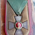 Horthy Magyar Érdemkereszt V. osztálya Korai Barokkoronás gyönyörű dobozában a kereszt 42 mm Ritka fotó