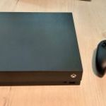 Xbox One X 1TB fekte fotó