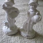 Kalapos kislányok kutyával, delfinnel porcelánból fotó