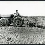 Dutra traktor tárcsákkal, mezőgazdaság, jármű, 1950-es évek, szocializmus, Eredeti fotó, hátulján... fotó