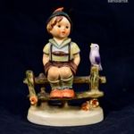 FIÚ KERÍTÉSEN ... LILA MADÁRKA TÁRSASÁGÁBAN ... HUMMEL - GOEBEL PORCELÁN FIGURA X fotó