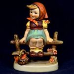 KISLÁNY KERÍTÉSEN KOSÁRRAL ... HIBÁTLAN HUMMEL - GOEBEL PORCELÁN FIGURA X fotó