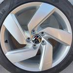 Gyári 17" VW Golf VIII. /RICHMOND/ alufelni nyári gumi fotó