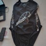 Speedo úszódressz és úszószemüveg fotó