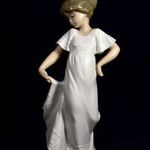 LLADRO NAO SZOKNYÁS KISLÁNY PORCELÁN FIGURA X fotó