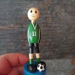 Fradis RETRÓ ritka gyermekjáték focista futbalista figura alul megnyomva le- feláll mint anno FTC fotó