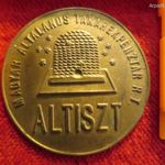 MAGYAR ÁLTALÁNOS TAKARÉKPÉNZTÁR RT ALTISZTI JELVÉNY 1881-1948 átm: 40mm kiv, tűző nélkül ! fotó