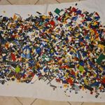 Eladó hatalmas csomag ömlesztett EREDETI Lego, nettó 5, 4 kg, 1 FT, NMÁ! - Több ezer elem! fotó