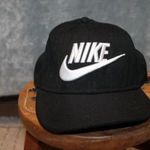 Fekete színű fehér hímzéses Nike baseball sapka. S1ZE, Nike True. fotó