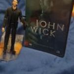 JOHN WICK ELSŐ FELVONÁS+ NECA MOZGATHATÓ FIGURA fotó