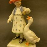 Herendi porcelán figura -" Libát etető kislány " - Hibátlan, jelzett I. oszt., 1970 körüli darab fotó