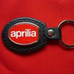 APRILIA OVÁLIS FÉM KULCSTARTÓ BŐR ALAPON! fotó