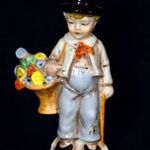 CILINDERES FIÚ VIRÁGOKKAL RÉGI NÉMET PORCELÁN FIGURA fotó