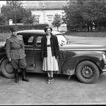 Skoda Tudor személygépkocsi, autó, jármű, közlekedés, katona (?) egyenruhában, 1950-es évek, Ered... fotó