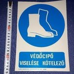 Védőcipő viselése kötelező - retro munkavédelmi műanyag tábla Robotex Kft. 1998 k. fotó