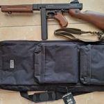 Thompson M1A1 elektromos gépkarabély airsoft extrákkal (Swiss Arms vállpántos fegyvertáska, pótakku) fotó