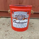 Budweiser lemez szemetes kuka műbőr bortással vászon belsővel fedél nélkül 40 literes. fotó