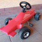 Retro piros műanyag pedálos gokart, javított, hiányos fotó