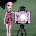 Eredeti MATTEL - MONSTER HIGH BARBIE baba szoba bútor rémes festő állvány + kép 26cm a képek szerint fotó