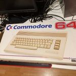 Commodore 64 alapgép tápegységgel és kazettás egységgel gyári dobozában fotó