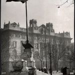 Nagyobb méret, Szendrő István fotóművészeti alkotása. Budapest, V. kerület, Szabadság tér, Erkély... fotó