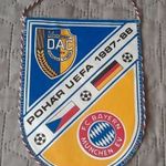 RETRO FUTBALL ZÁSZLÓ / ASZTALI ZÁSZLÓ DAC-F.C. BAYERN MÜNCHEN POHÁR UEFA 1987-88 (18, 5 cm) fotó