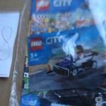 (LE48) ÚJ BONTATLAN LEGO CITY FIGURA, VERSENYAUTÓS+ ÚJSÁG KÉPREGÉNY POSZTERREL fotó