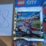 (LE88) ÚJ BONTATLAN LEGO CITY FIGURA, VERSENYAUTÓS + ÚJSÁG POSZTERREL fotó