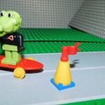 Lego 3721 Clive Crocodile on his Skateboard. Krokodil Karcsi, a gördeszkás. Fabuland állatmese legó. fotó