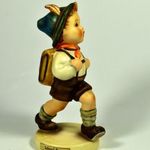 FIÚ TÁSKÁVAL ... HUMMEL - GOEBEL GYŰJTŐI PORCELÁN FIGURA X fotó