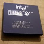 Intel 486 SX-25 MHz-es processzor, CPU, microprocessor, retró, kerámia fotó