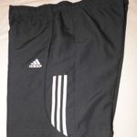 Hibátlan, újszerű állapotú ADIDAS Essentials climalite férfi futónadrág rövidnadrág, short L-XL eladó! fotó