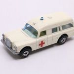 Matchbox Superfast #3 Mercedes-Benz Binz Ambulance - VASTAK KERÉK, nyitható "csomagtér" fotó