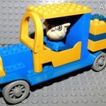 Lego Fabuland MOC - Bulldog postás kutya és csomagszállító autója. Egyedi építésű legó játék kocsi. fotó