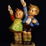 KENDŐVEL INTEGETŐ FIÚ ÉS LÁNY ... HUMMEL - GOEBEL GYŰJTŐI PORCELÁN FIGURA X fotó