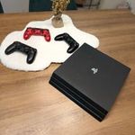 PS4 Pro 1 TB konzol (4K) + 3 kontroller – Piros terepmintás és fekete fotó