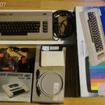 Commodore e 64, floppy meghajtó, joystick, magnó. fotó