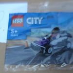 xx(LE12) ÚJ BONTATLAN LEGO CITY FIGURA , VERSENYAUTÓS fotó