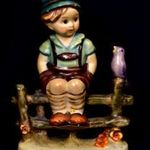 FIÚ KERÍTÉSEN LILA MADÁRRAL ... HUMMEL - GOEBEL PORCELÁN FIGURA X fotó