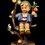 RÉGI JELZÉSSEL !!! HUMMEL - GOEBEL PORCELÁN FIGURA : FIÚ AZ ALMAFÁN X fotó