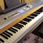 Yamaha DGX-630 hordozható teljes méretű, 88 billentyűs digitális zongora fotó