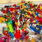 Nagy csomag vegyes műanyag trafikos játék csomg alkatrészek hibásak hiányosak , lego, kinder, matchbox fotó