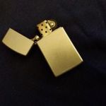 2001. KESKENY VÉGIG inox ELEGÁNS NŐI ZIPPO öngyújtó a képek szerint fotó