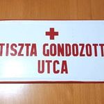 Tiszta gondozott utca - Retro zománc tábla 30x15 cm Romkocsma loft stb dekoráció vagy filmes kellék fotó