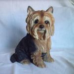 Ülő yorkshire terrier kutya polyresin szobor, kültéri és beltéri dekorációs kiegészítő fotó