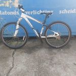 26"-os Specialized aluminiumvázas fehér sport kerékpár fotó