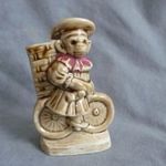 antik porcelán figura váza régi vásári porcelán ibolya váza figurális mini váza bicikliző majom fotó