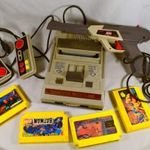 RETRO COMPUTER VIDEO GAME - VIDEOJÁTÉK + 4 DB JÁTÉK KAZETTA , PISZTOLY KONZOLOKKAL ! fotó